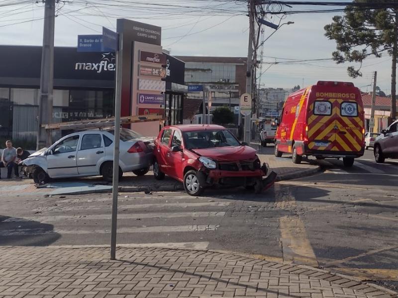 Colisão entre veículos termina com carro batendo em poste no Centro de Campo Largo