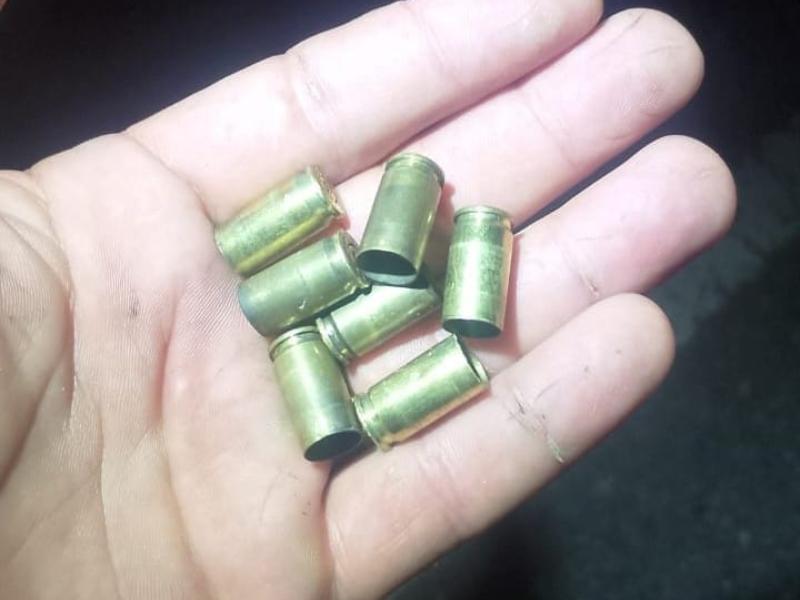 Motociclista realiza vários disparos em placa de sinalização e cápsulas 9mm são recolhidas