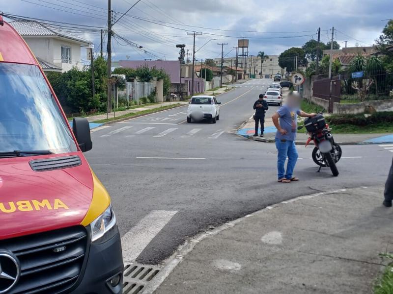 Homem fica ferido em colisão entre carro e moto no bairro São Francisco, em Campo Largo