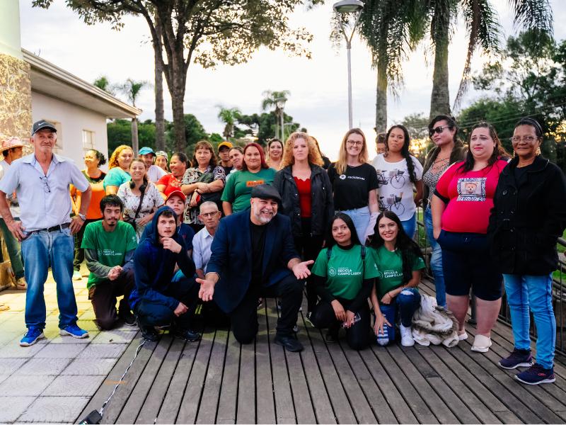 Projeto Cata Arte transforma recicláveis em arte e é lançado com exposição de obras feitas com jeans