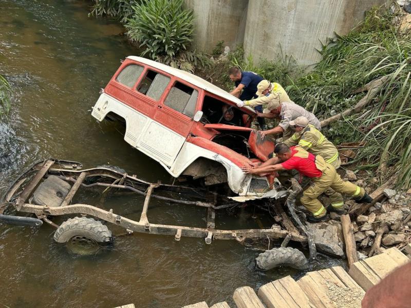 Capotamento na Estrada do Cerne deixa idoso ferido em estado grave