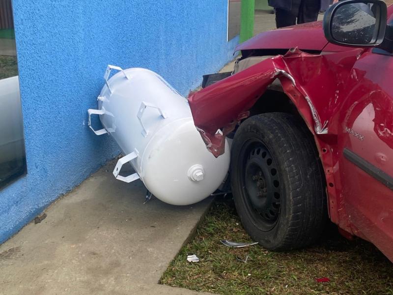 Motorista passa mal e provoca acidente em Unidade Básica de Saúde de Campo Largo