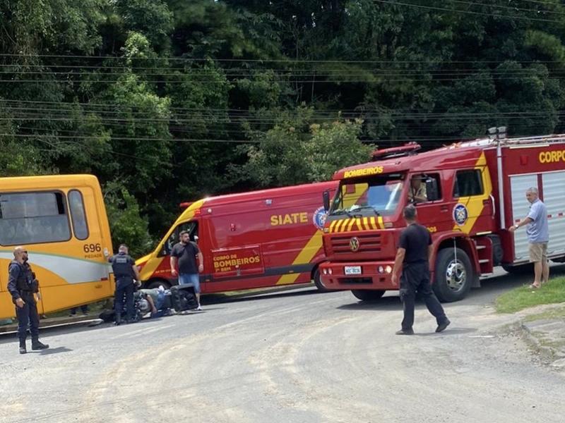 Jovem motociclista é socorrido em estado grave após colisão na traseira de ônibus