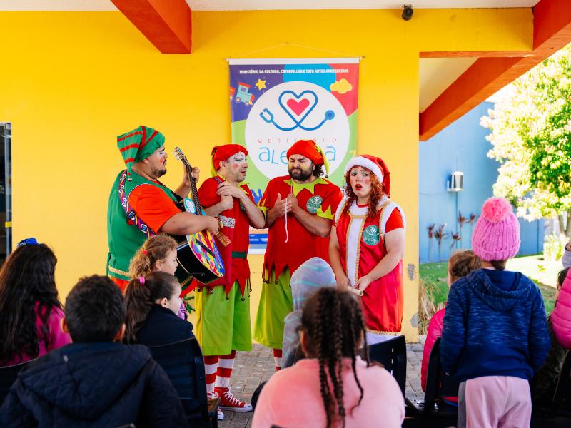 Estrela de Natal ganha novo significado na apresentação do Medicando Alegria no Hospital Infantil