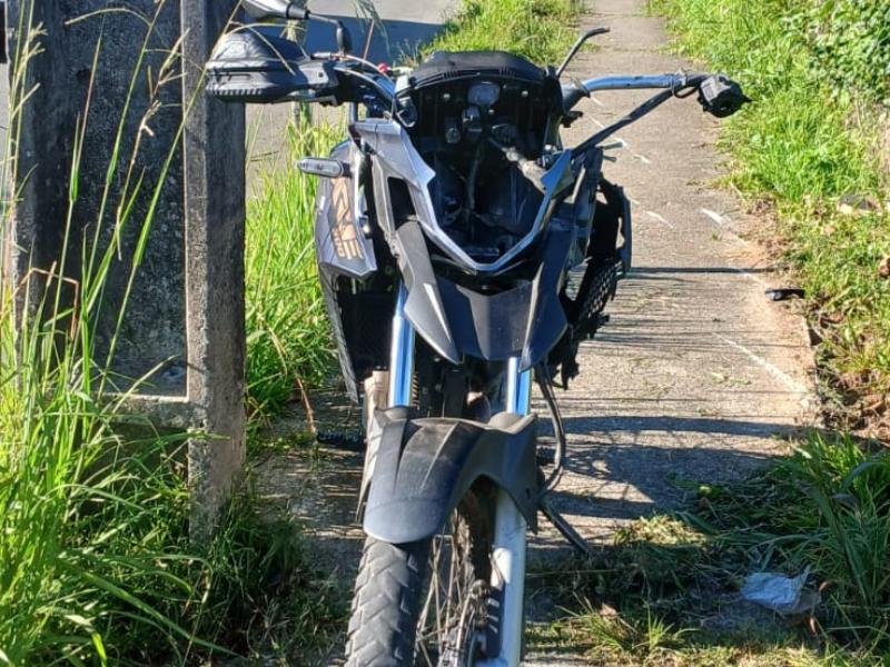 SIATE de Campo Largo socorre jovem motociclista após colisão em árvore