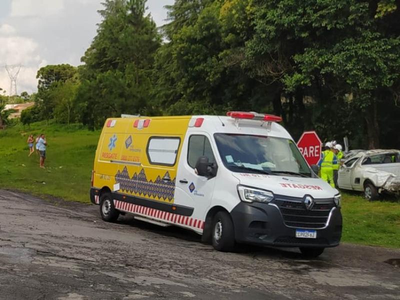 Carro de funerária que levava corpo de idosa capota na BR-277 e motorista fica ferido