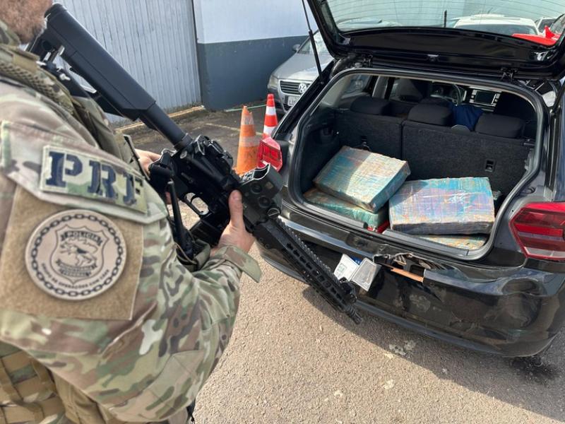 Após perseguição e acidente, PRF apreende carro clonado carregado de maconha