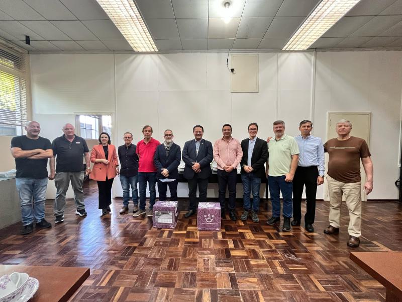 Intercâmbio entre portugueses e brasileiros é  discutido em visita de Delegação a Campo Largo