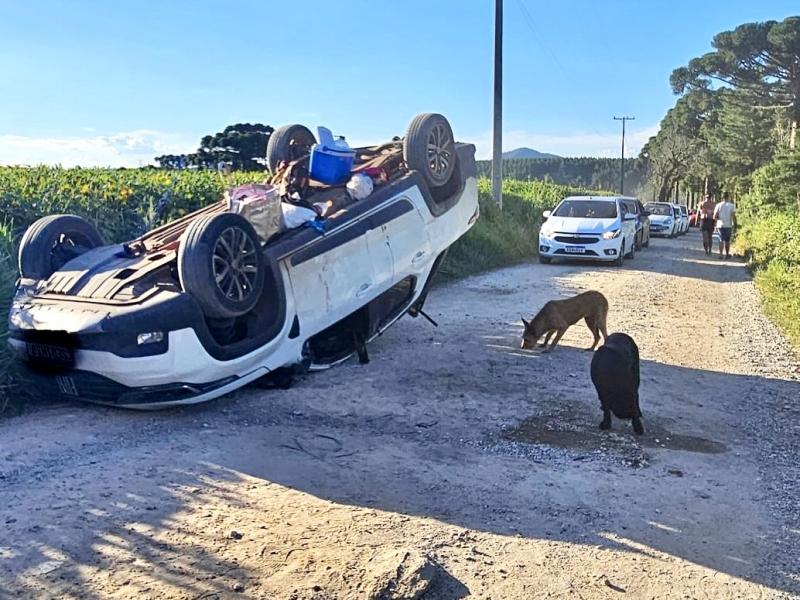 Motorista é socorrido pelo Siate em capotamento no Guabiroba