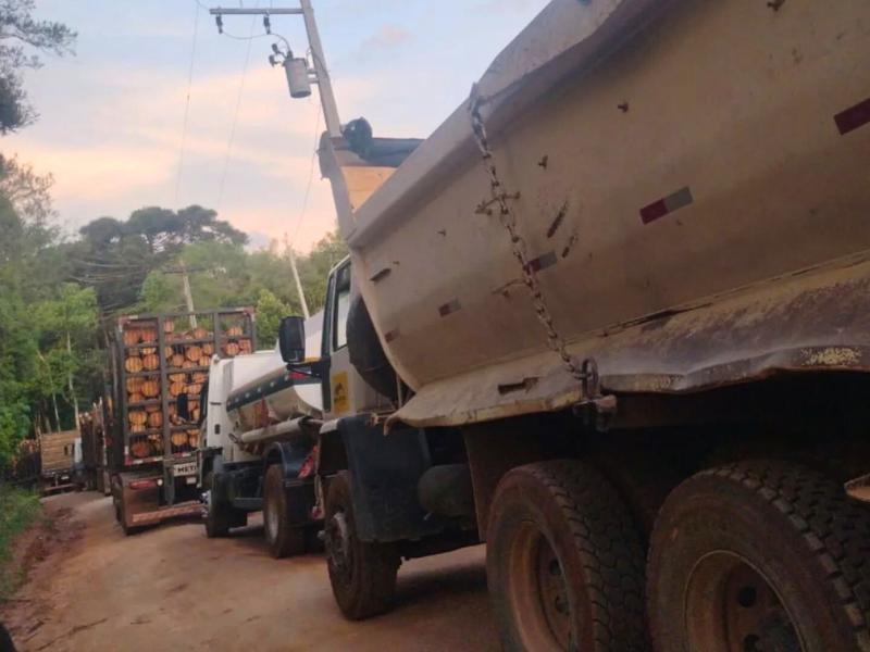 Ônibus escolar enfrenta bloqueio no interior de Campo Largo e atrasa o retorno das crianças