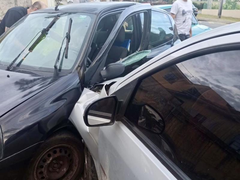 Motorista sofre mal súbito e colide com carro prestes a entrar em garagem na Vila Bancária