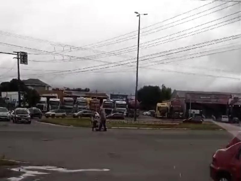 Motociclista fica ferido em colisão na travessia de semáforo da Avenida Marcelo Puppi