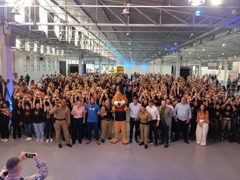 Proerd encerra atividades em 2025 com  formatura de 450 alunos e arrecadação de uma tonelada de alimentos