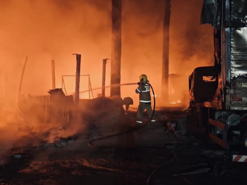 Incêndio de grandes proporções em barracão no Ouro Verde