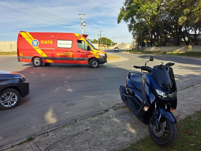 Motociclista fica ferido em queda na rotatória do bairro Guabiroba