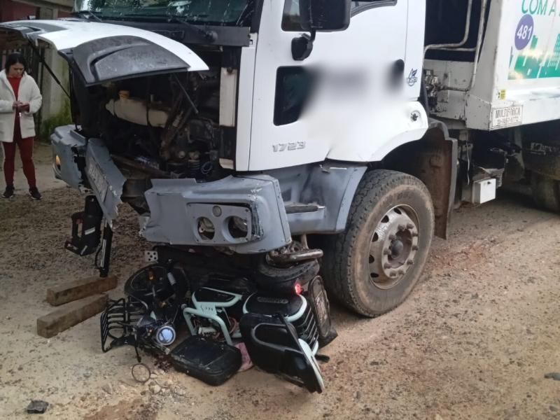 Mulher fica gravemente ferida após colisão entre moto e caminhão em Campo Largo