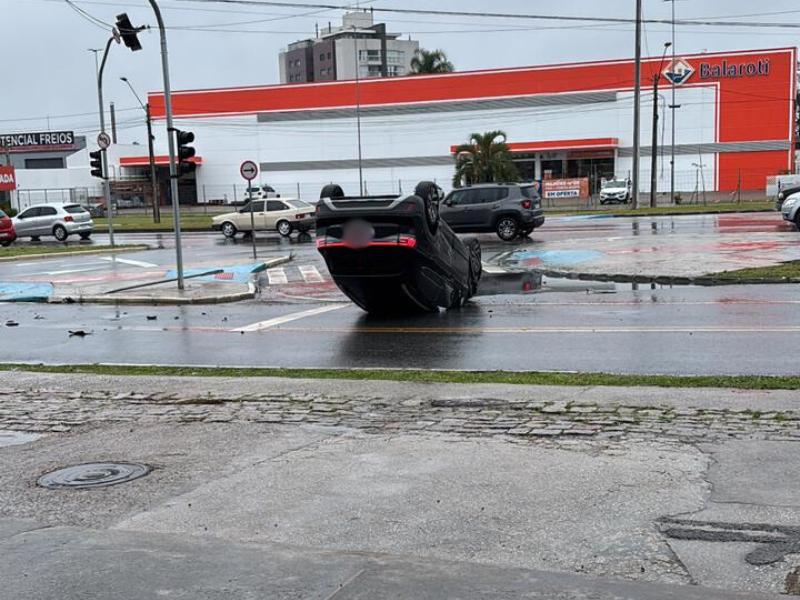Veículo capota após colisão na Avenida Ayrton Senna da Silva, em Campo Largo