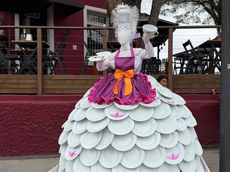 Dama da Louça estará em Campo Largo neste domingo e no dia 03 de setembro para anunciar a 32ª Feira da Louça