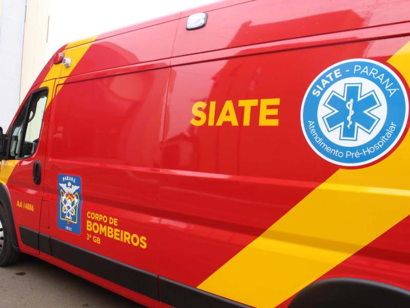 Dois homens ficam feridos em colisão entre moto e bicicleta no Centro de Campo Largo