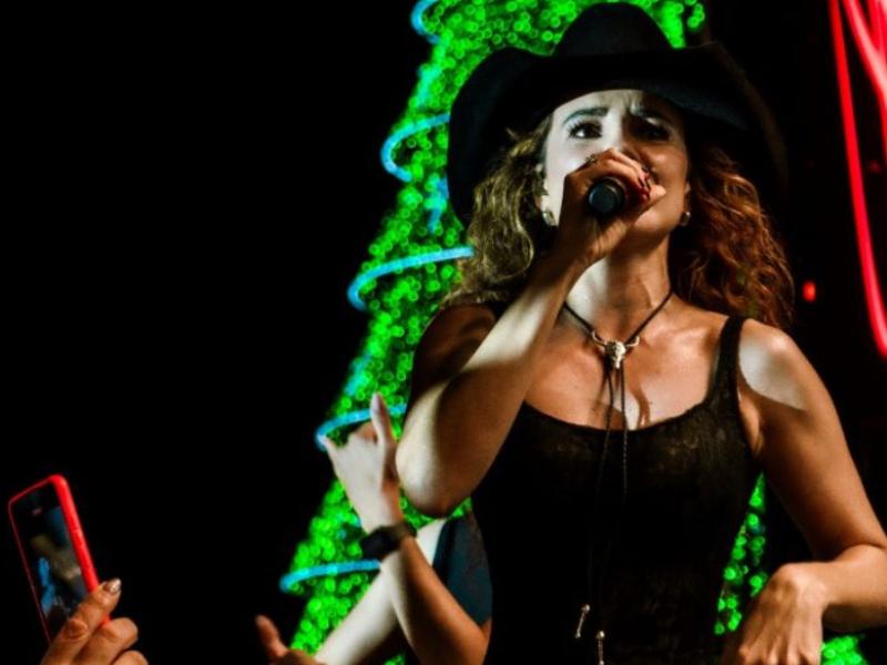 Paula Fernandes emociona na primeira apresentação nacional do Natal Show 2025