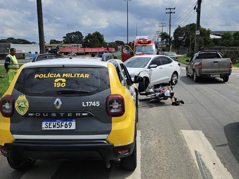 Colisão envolvendo automóvel e motocicleta na Avenida Ayrton Senna deixa rapaz ferido