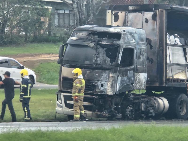 Caminhão pega fogo na BR-277 em Campo Largo e assusta quem passava pelo local 