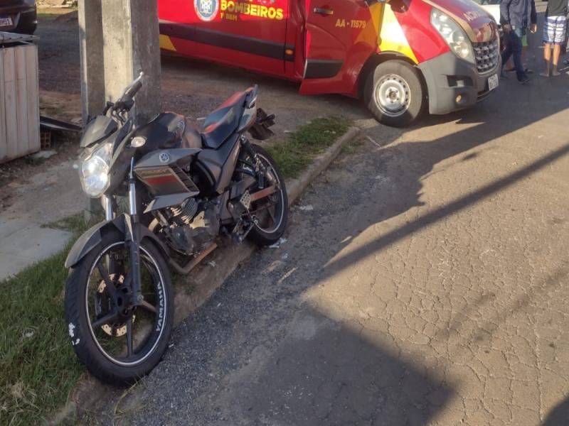Motociclista fica ferido em colisão com dois carros no bairro Águas Claras, em Campo Largo 