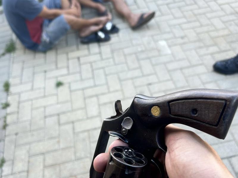 Quatro presos pela GM com camionete roubada e um revólver 