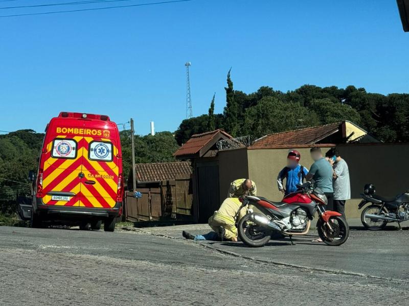 Jovem fica ferido em colisão entre carro e moto no bairro São Vicente