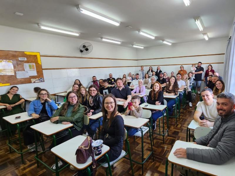 Ex-alunos voltam ao Colégio Estadual Sagrada Família após 20 anos de formatura