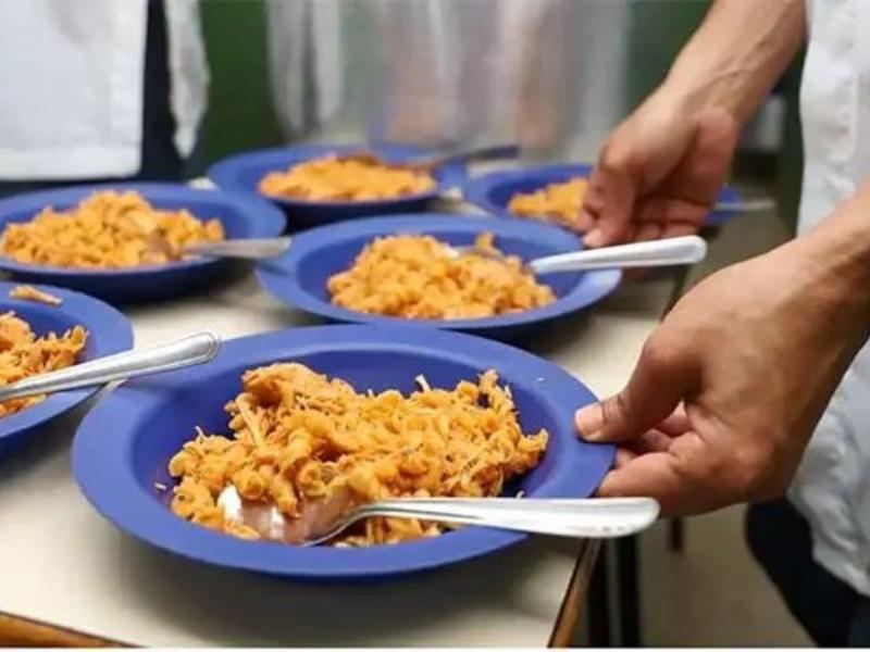 Mãos que nutrem: o protagonismo  das merendeiras na formação de gerações