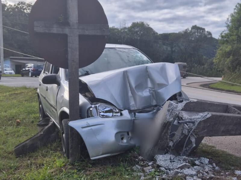 Motorista fica ferido após colidir em poste na Estrada da Itambé, em Campo Largo