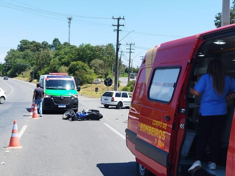 Motociclista fica gravemente ferida após colisão com carro em Campo Largo