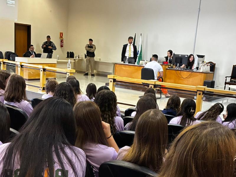 Estudantes acompanham júri que termina com condenação de 26 anos por feminicídio em Campo Largo