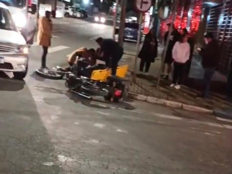 Motociclista fica ferido em colisão no Centro de Campo Largo