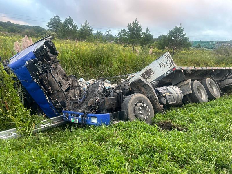 Batida traseira entre carretas deixa três feridos na BR-277, em Balsa Nova