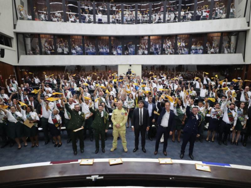 Clubes de Desbravadores de Campo Largo recebem homenagem na Assembleia Legislativa do Paraná