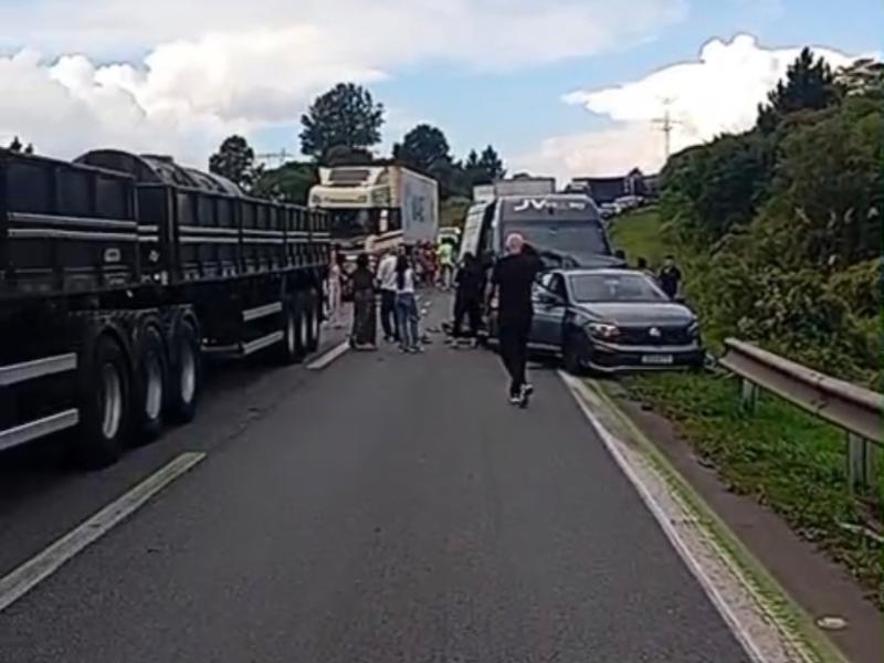 Engavetamento com carreta deixa mortos e feridos na BR-277, em Balsa Nova