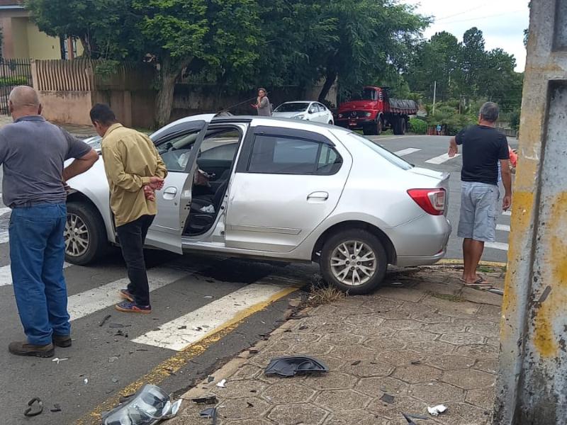 Mulher fica ferida em acidente entre dois carros na Vila Bancária 