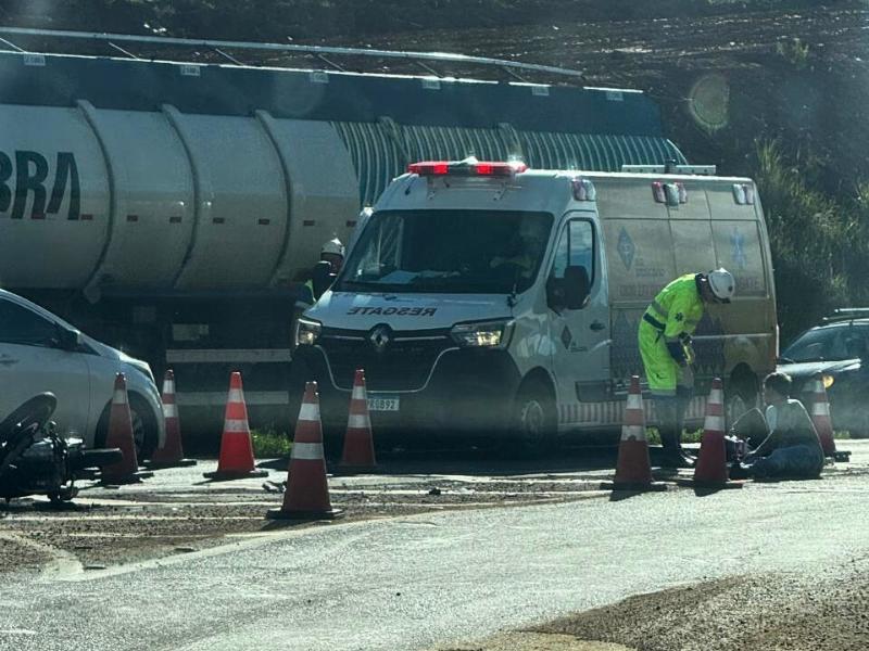Acidente entre carro e moto deixa casal ferido no “Trevo da Morte”, em Campo Largo