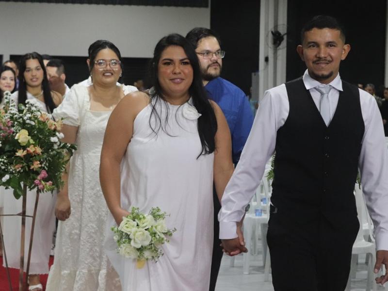 Casamento coletivo oficializa a união de 221 casais em Campo Largo
