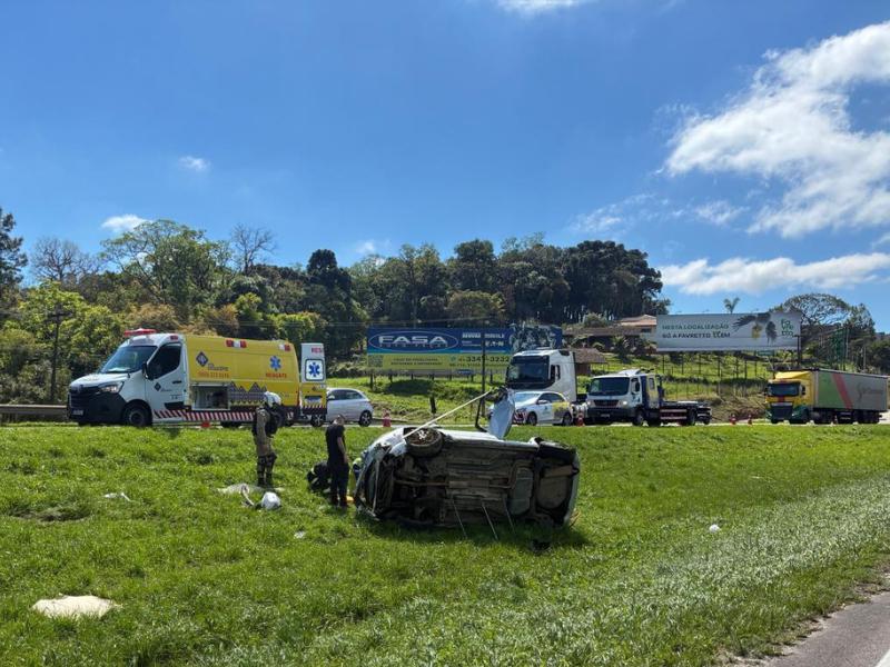 Fiat Punto capota na BR-277 em Campo Largo e deixa duas pessoas feridas