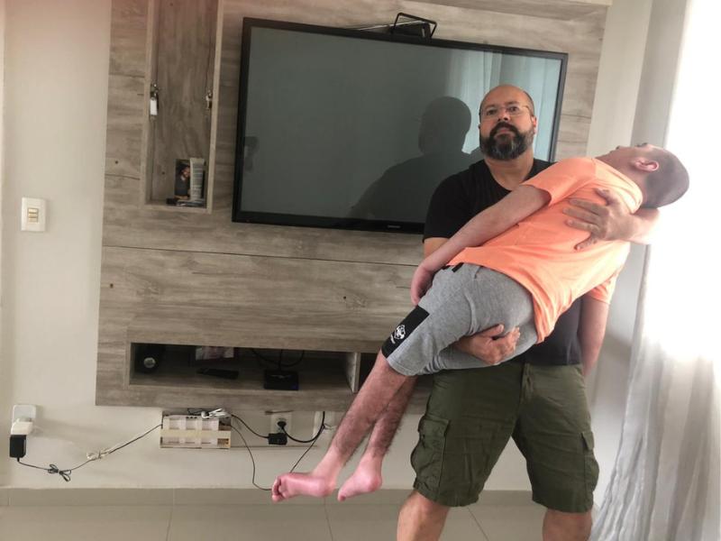 Família faz rifa de TV para ajudar a reformar casa de jovem com paralisia cerebral