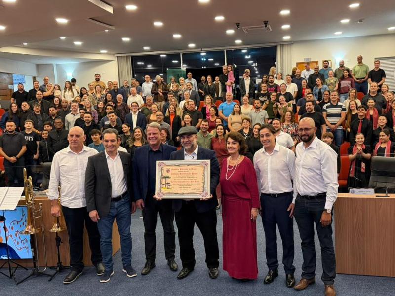 Toto Lopes recebe o título de Cidadão Benemérito do Paraná em cerimônia emocionante