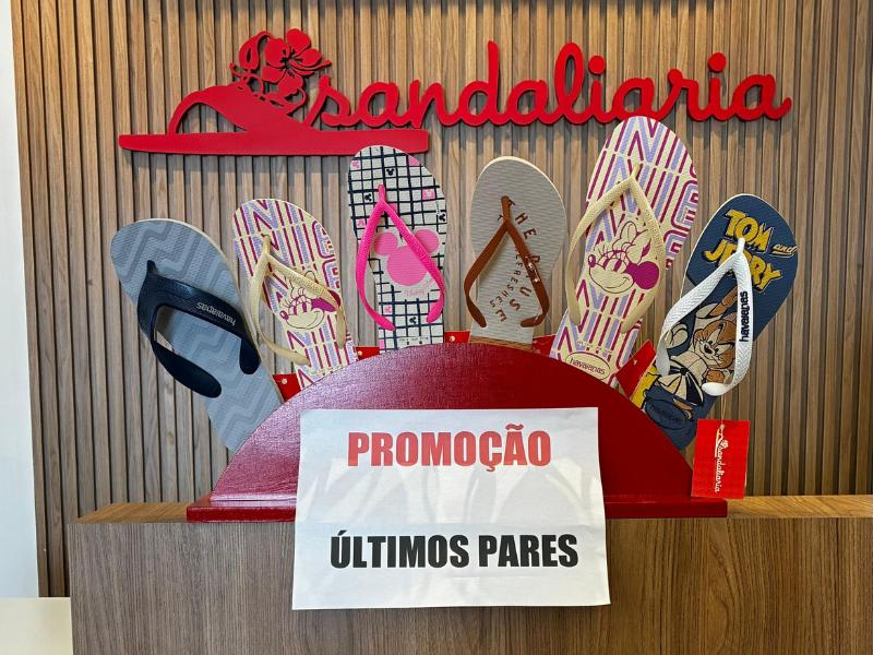 Sandaliaria Campo Largo tem chinelos com pin de brinde para o Dia da Mulher e descontos de até 30% 