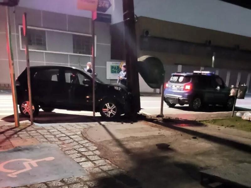 Cocel substitui poste danificado após acidente no Centro de Campo Largo