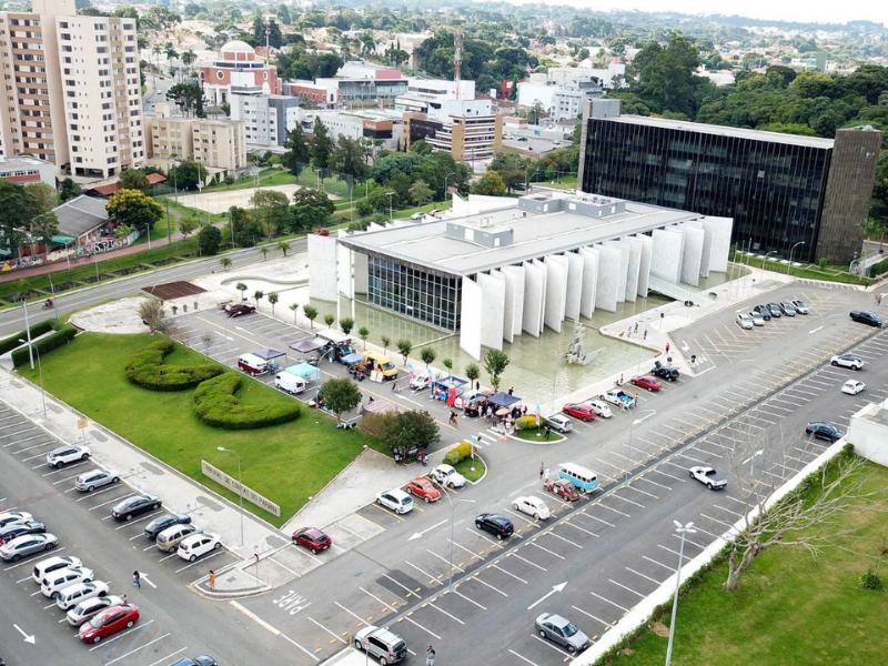 Licitação de R$ 10,7 mi para luminárias é suspensa pelo TCE-PR e Prefeitura diz que processo seguiu critérios técnicos