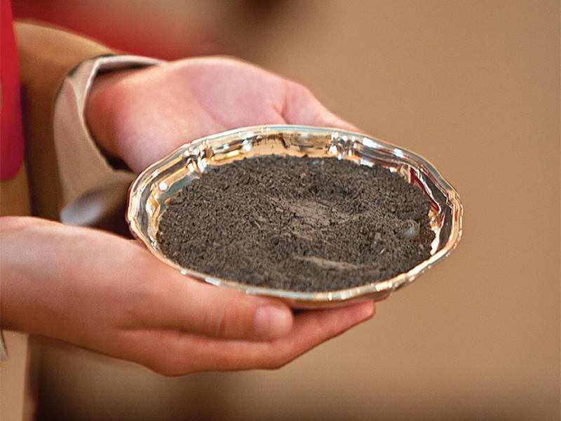 Quarta-Feira de Cinzas marca início da Quaresma e paróquias de Campo Largo divulgam horários