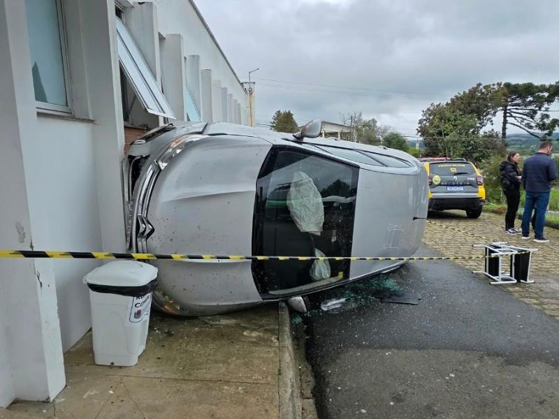 Filho tenta socorrer o pai e sofre acidente na entrada do Hospital Municipal de Balsa Nova