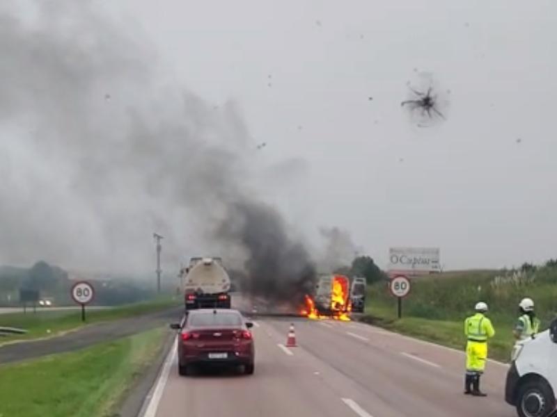 Van pega fogo na BR-277 em Balsa Nova e interdita faixa da direita